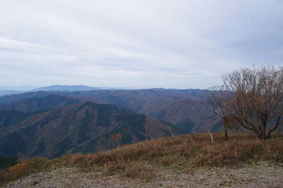 滋賀県西部・比良山脈南部の権現山山頂からみた、西方の紅葉を纏って連なる丹波高地