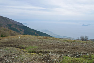 滋賀県西部・比良山脈南部のホッケ山から見た、東方の広大な琵琶湖北部（北湖）