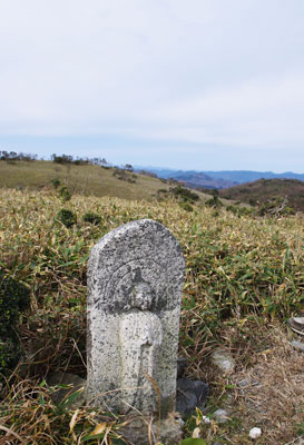 滋賀県西部比良山脈の小女郎峠付近の石佛