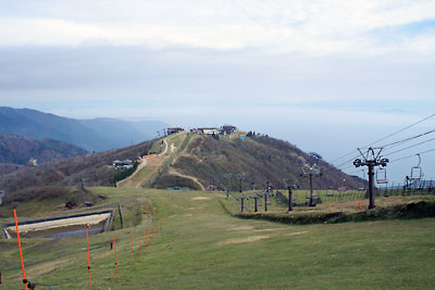 滋賀県西部・比良山脈南部の蓬莱山山頂東北に見えた、スキー場向こうの打見山山頂やホテル等の施設