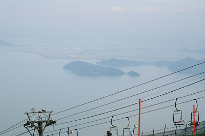 滋賀県西部・比良山脈南部の蓬莱山山頂東に見えた、琵琶湖に浮かぶ沖島