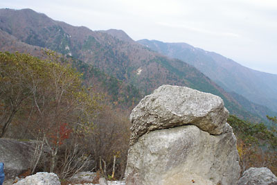 滋賀県西部・比良山脈南部の打見山北にある、「クロトノハゲ」の露出花崗岩と背後に連なる比良の山々