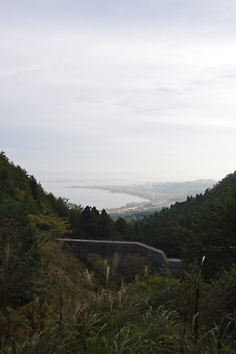 滋賀県西部・比良山脈南部の「クロトノハゲ」から木戸集落への下山路下方から見た、砂防堤越しの琵琶湖