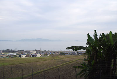 滋賀県西部・比良山脈南部山麓の木戸集落から見た、耕地越しのJR志賀駅や琵琶湖