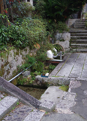 滋賀県西部・比良山脈南部山麓の木戸集落で見た、三段水槽式の湖国特有の水利施設「カバタ」