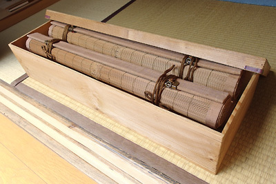 京都市街東部のバザーで入手した、戦前製と思われる、全面一枚板の木箱に入った4枚一式の京間1.5間用御簾