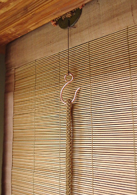京都市街東部の自宅町家に取り付けた御簾の、補作した吊金具（鉤）と吊糸部分