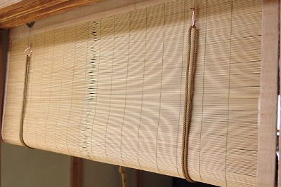 吊金具（鉤）と吊糸を補作後、京都市街東部の自宅町家に取り付けた造りの良い御簾の裏面