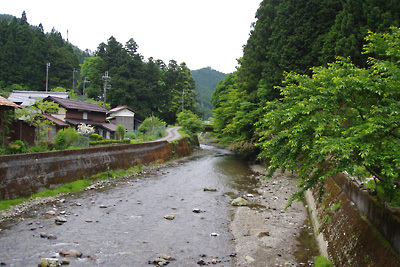 京都府最高峰「皆子山」への東口となる、滋賀県花折峠麓の安曇川の流れと河岸の平（だいら）集落