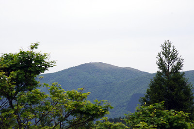 京都市北方・北山山中の京都府最高峰「皆子山」山頂から見た、東方向の比良山系南部の高峰「蓬莱山」