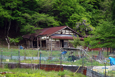家屋崩壊等の荒廃が進む、京都北山山中（丹波高地）にある廃村「大見」