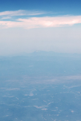 関西空港から九州別府行の飛行機内から見た、岡山平野向こうの大山と矢筈ヶ山
