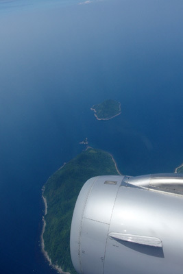 関西空港から九州別府行の飛行機内から見た、発動機下に浮かぶ瀬戸内交通の要地「祝島」と「小祝島」