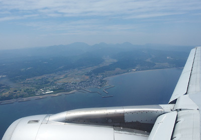 関西空港から九州別府行の飛行機内から見た、発動機・主翼越しの国東半島と同地東部の要地「富来」や半島最高所「両子山」