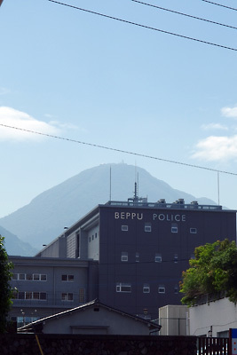 別府警察署の屋根越しに聳える、別府の象徴・ランドマーク的山岳「鶴見岳」