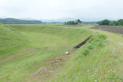 宮崎県中部・西都原古墳群「鬼の窟古墳」の最大の特徴である外周土塁
