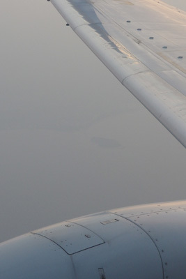 宮崎発・伊丹行飛行機の離陸直後の主翼下に見えた、宮崎南部の著名観光地「青島」