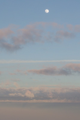 宮崎発・伊丹行飛行機から見えた、夕空に浮かぶ満月