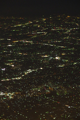 宮崎発・伊丹行飛行機から見えた、広大な闇に散る関西の街灯り