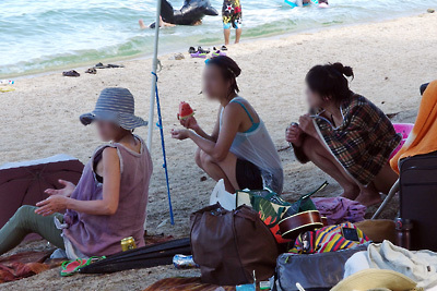 滋賀県琵琶湖西部・近江舞子雄松浜で飲食や話に興じる湖会参加者