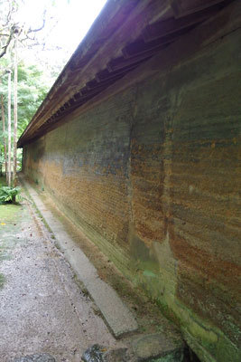 第51回京都非公開文化財特別公開で訪れた竜安寺の、石庭背後の土塀「油土塀」の裏側（外側）