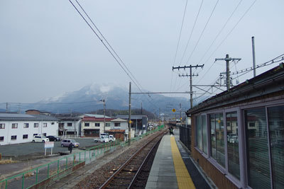 滋賀県北部・近江長岡駅より見た、小雪に霞む（？）残雪ある伊吹山