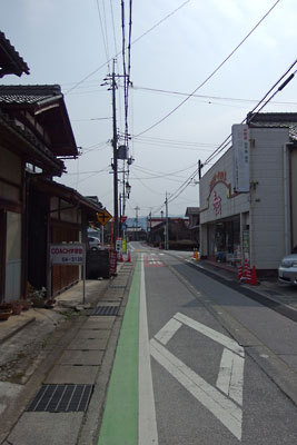 滋賀県北部・伊吹山麓に古の宿場街の趣を僅かに残す、春照集落と町を貫く旧街道
