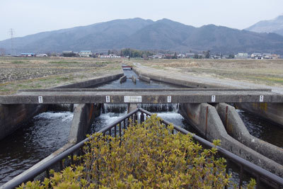 滋賀県北部・伊吹山裾野にある、姉川からの分水を更に分ける為の施設「間田五川分水」