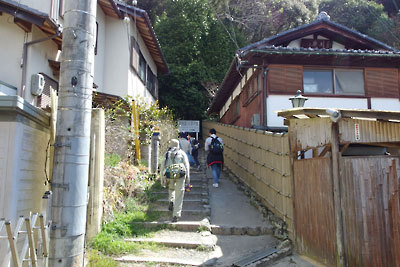 京都東山山麓・若王子神社付近の入山口で準備体操を終え、山へと進む山会参加者