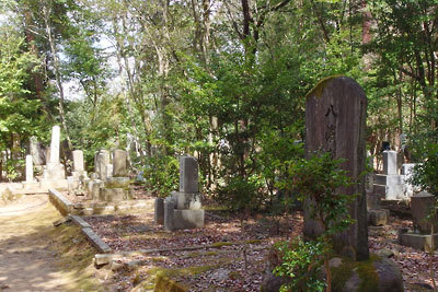新島襄と八重の墓もある、京都東山・若王子山にある墓地