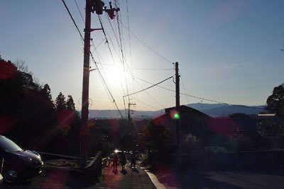 京都東山山中での調査山行を終え下山した、鹿ケ谷集落上手よりみた京都西山の夕日