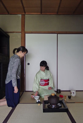 京都の自宅町家で行った実験茶会で、着物姿で茶を点てるお点前さんと、それを受ける正客役の人