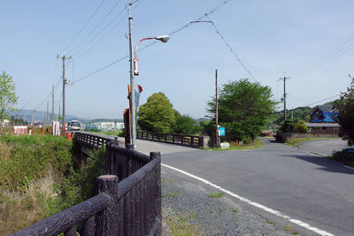 滋賀県南部・湖南アルプスで開かれた野営会の、登山口最寄のバス停付近の長閑さ