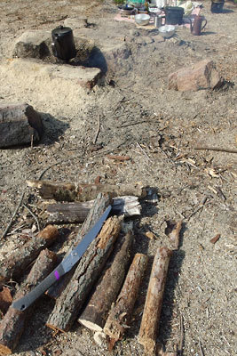 滋賀県南部・湖南アルプス山中での野営用に切り出された薪と特製の石組み炉（竃）
