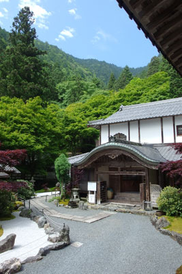 京都大原古知谷にある阿弥陀寺の端正な玄関建屋と前庭