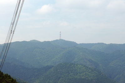 京都北山・焼杉山東尾根道の伐採地から見えた、鞍馬北奥・花背峠横のピーク（850m。杉ノ峠付近）上に立つ鉄塔