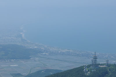 鳥取県西部伯耆地方にある孝霊山の山頂から見た、米子・弓ヶ浜方面と孝霊山支峰の電波塔群