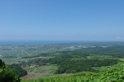 鳥取県西部伯耆地方にある孝霊山山腹の林道上から見た大山裾野地
