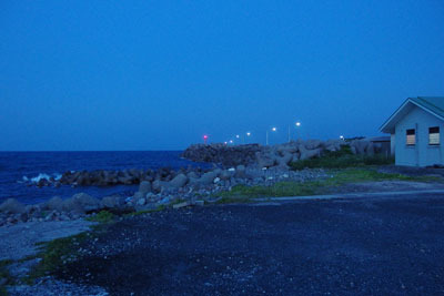 鳥取県西部伯耆地方の街「八橋（やばせ）」近くの漁港の日没景