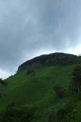 バス乗降場上手の林の向こうに現れた、山腹に険しい屏風岩が巡る鳥取の著名峰「船上山」