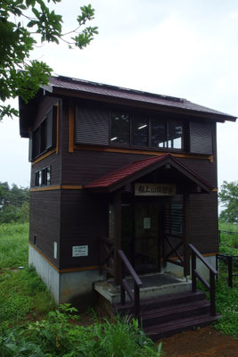 鳥取県の要害山「船上山」の山上台地にたつ避難小屋兼休憩所