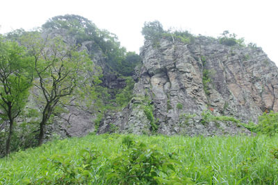 鳥取県の要害山「船上山」山腹の屏風岩下に続くスリリングな巻き道