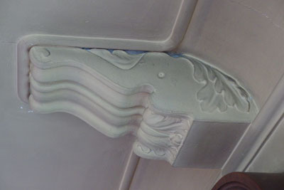 「京都夏の文化財特別公開」の一つ、京都鹿ケ谷・旧藤井彦四郎邸「和中庵」の、洋館2階広間天井の象のような漆喰（石膏？）飾り