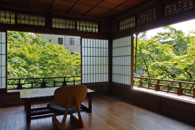 「京都夏の文化財特別公開」の一つ、京都鹿ケ谷・旧藤井彦四郎邸「和中庵」の、客殿端部にあった書斎らしき眺望の良い部屋