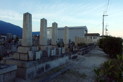 一般墓石前列の湖岸一等地に戦没者墓碑が並ぶ、滋賀県琵琶湖西岸・南比良集落の墓地