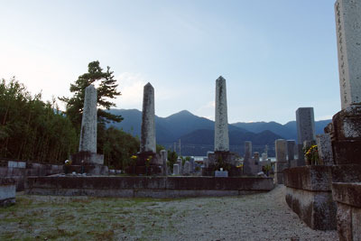 滋賀県琵琶湖西岸・南比良集落の墓地内にある、最も大きな戦没者墓