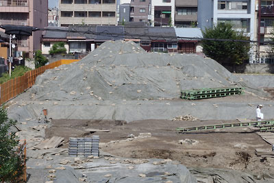 京都市役所裏の広大な工事・発掘現場にある、シートで覆われた小山の全景