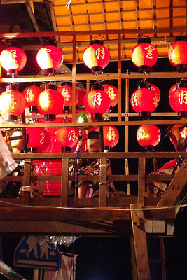 滋賀県南部・大津旧市街で行われる大津祭曳山巡行の前夜祭「宵宮」で、曳山楼上の囃子方に参加する鉦役の子供