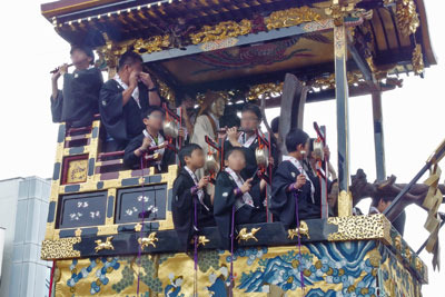 滋賀県南部・大津旧市街で行われる大津祭曳山巡行で、楼上の囃子方の演奏と共に巡行する曳山