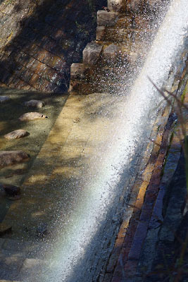 野営会の恒例開催地、滋賀県湖南アルプス太神山中の砂防新堤を下る沢水と飛沫の虹